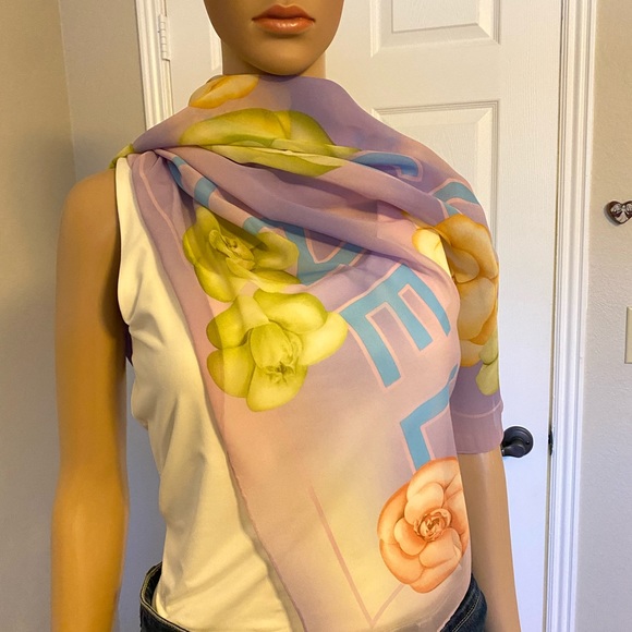 Immaculate CHANEL Silk Scarf - Picture 4 of 9